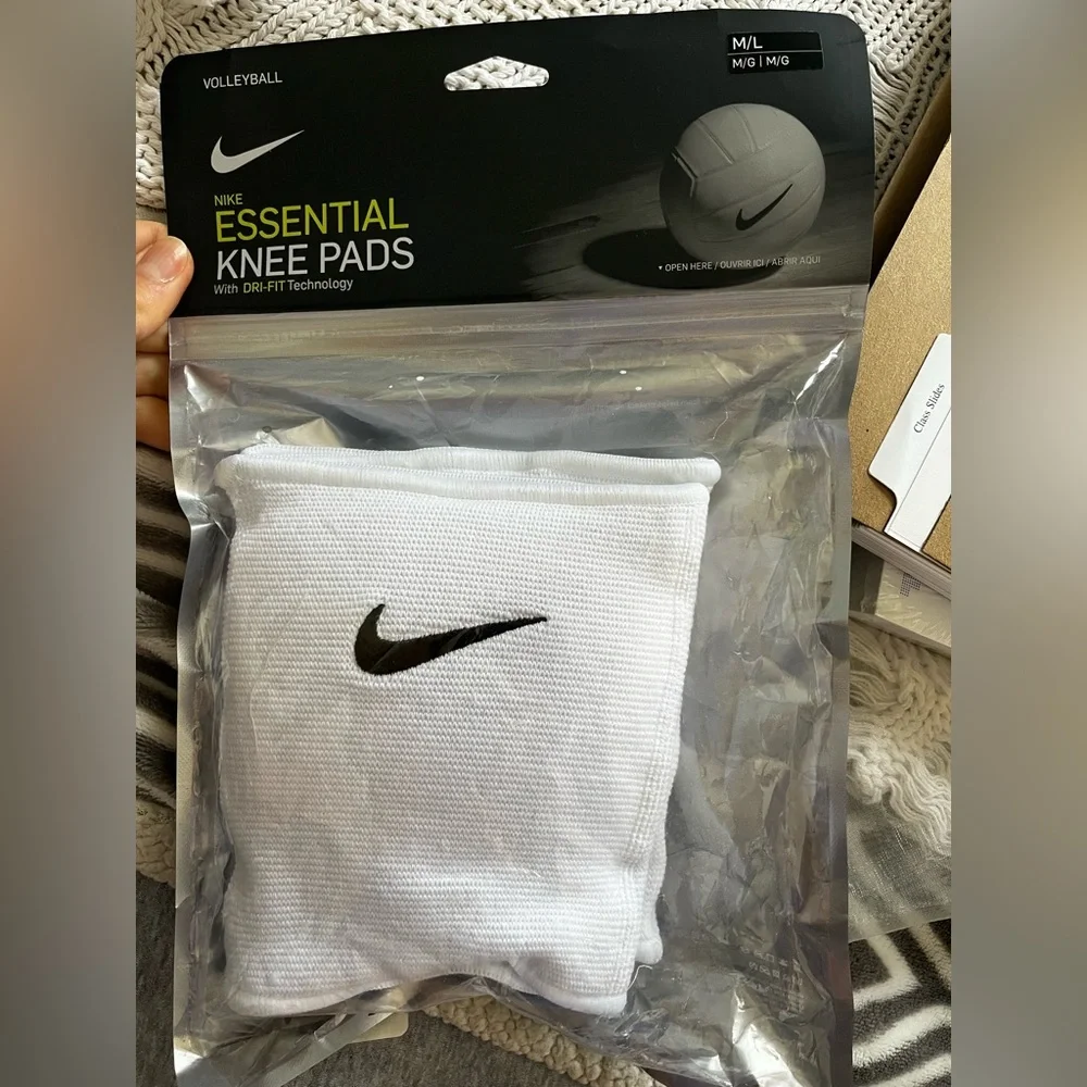 Nike White Knee Pads, brand New - Picture 1 of 2
